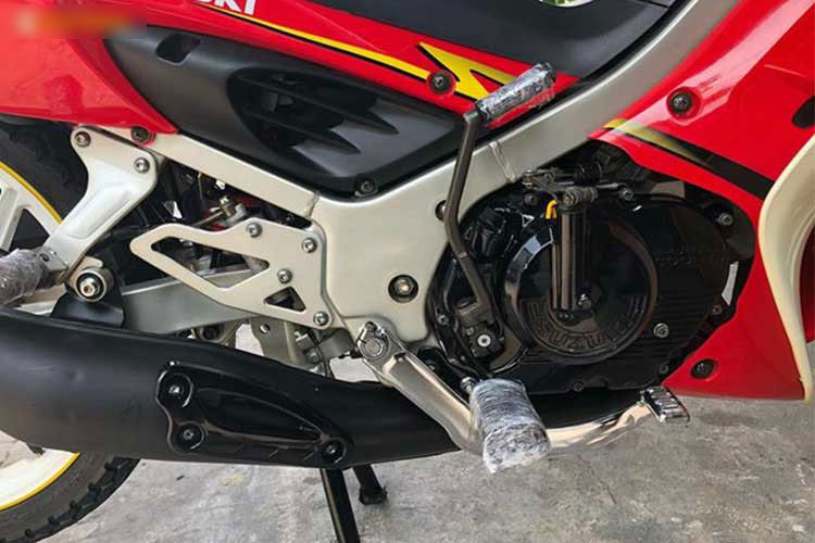 Xe máy Suzuki RGX đời 2003 thét giá 888 triệu tại Sài Gòn